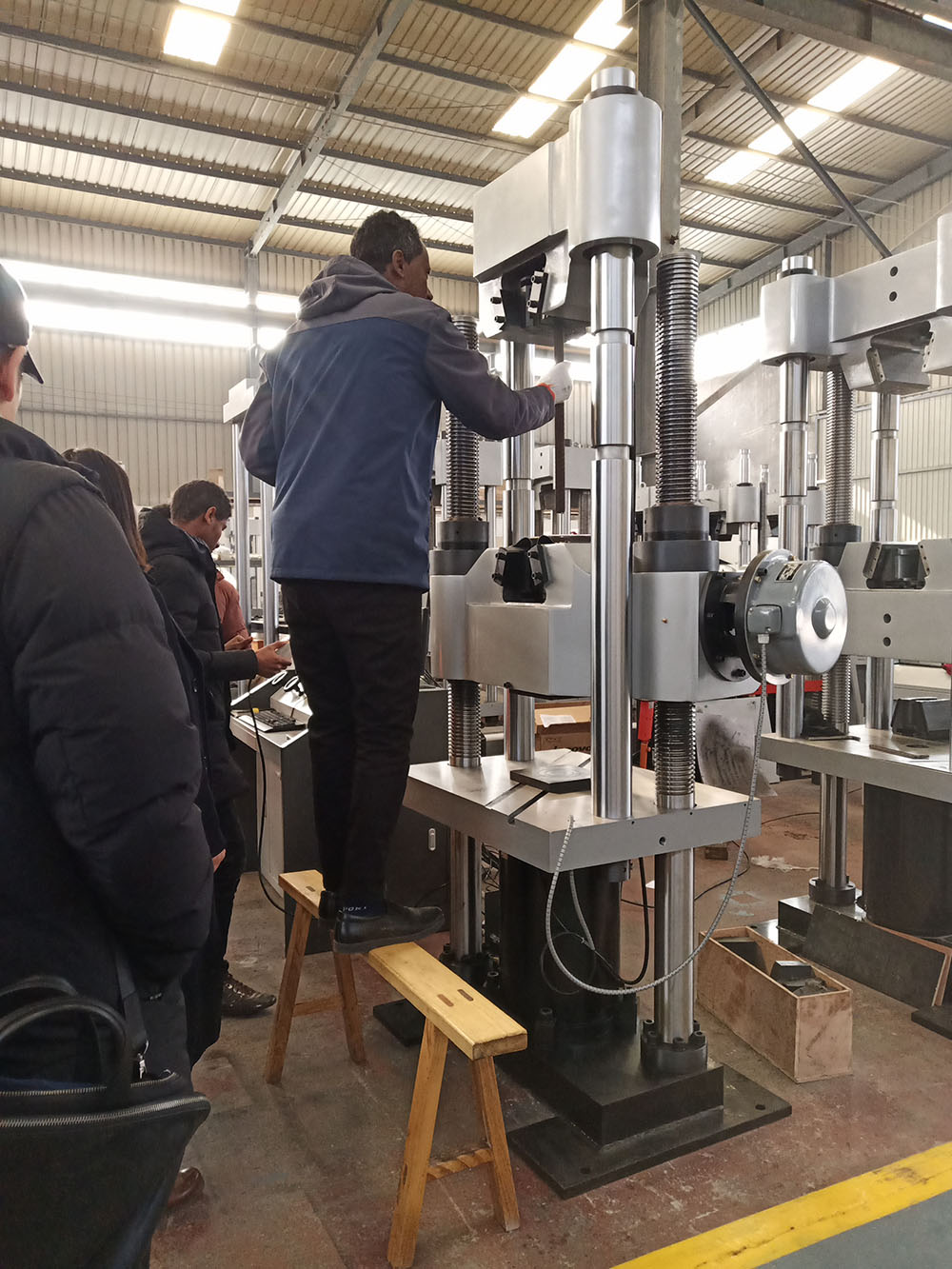 印尼客户到济南香蕉视频导航工厂考察订购大香蕉91视频设备