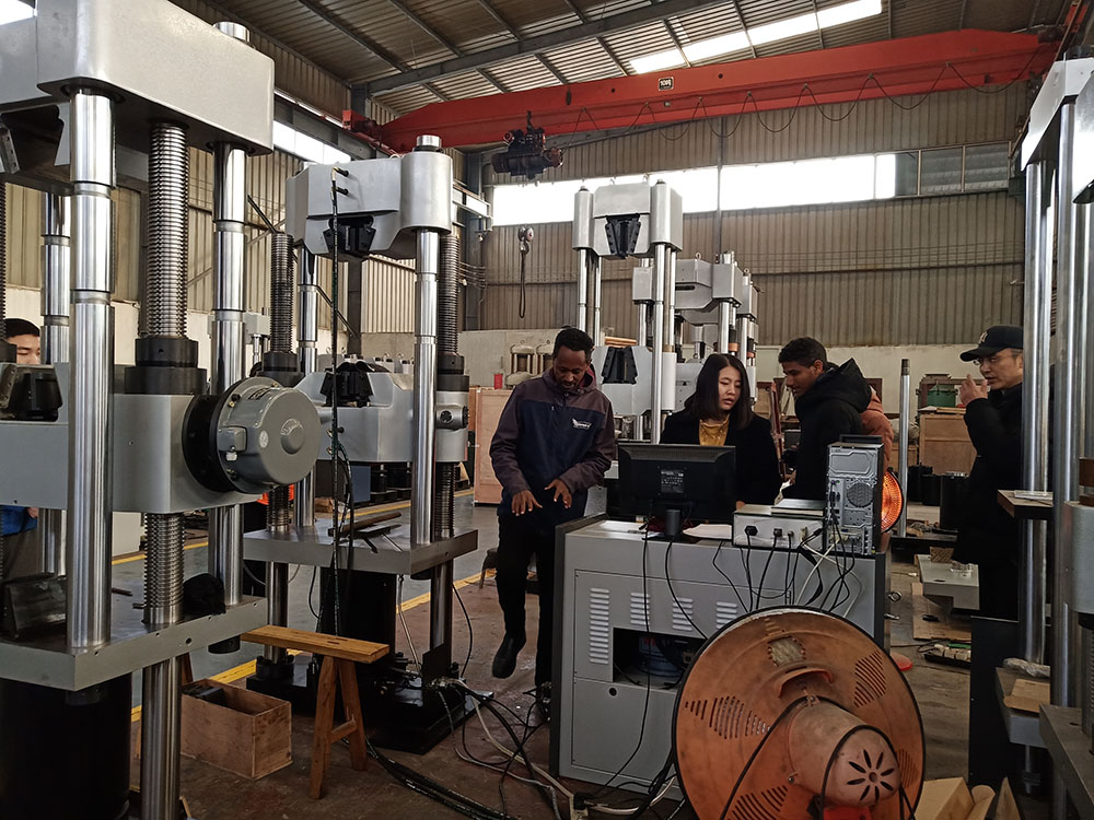 印尼客户到济南香蕉视频导航工厂考察订购大香蕉91视频设备